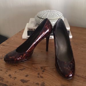Stuart Weitzman 8.5 patent tortoise shell pumps